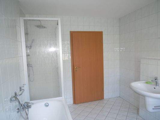 Tageslichtbd mit Wanne und Dusche im Obergeschoss (Beispielbild)