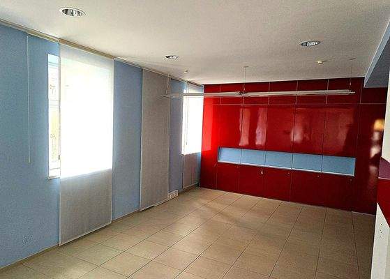 Kundenservice-Desk mit verbauten Wandschrank