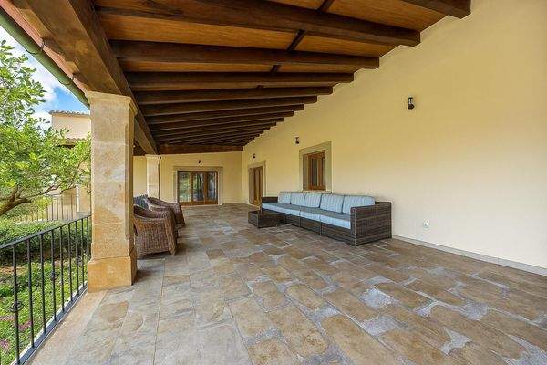 Oberer Balkon mit Loungemöbeln und Gartenblick