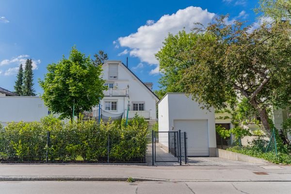 Hausansicht mit Garage