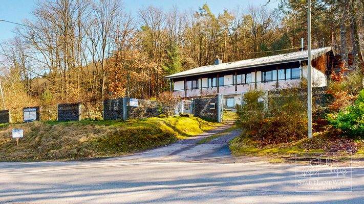 Straßenansicht - Hofeinfahrt