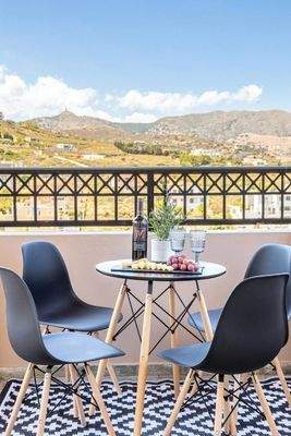 Ligaria: Villa mit drei Wohnungen und Pool zu verkaufen