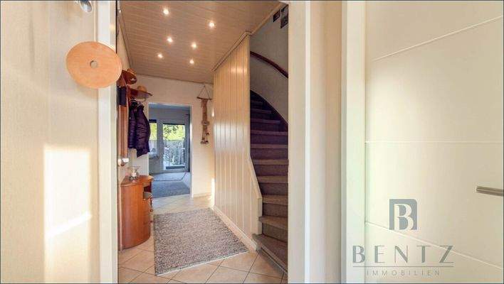 Flur und Treppe zum Obergeschoss