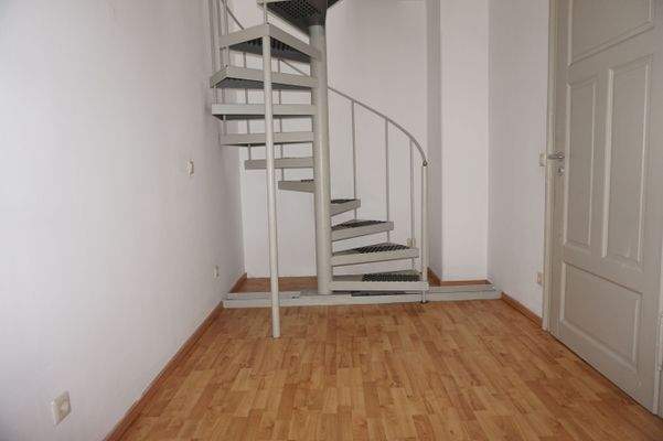 Kleiderzimmer mit Treppe