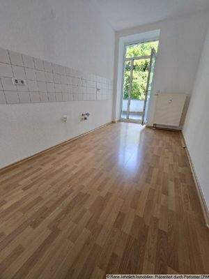 Küche mit Zugang zum Balkon