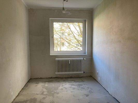 Büro mit weißem Fenster, Heizkörper, ohne Boden und tapetenlos.