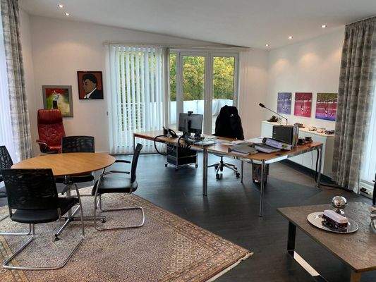 Büro mit Ausgang z. Balkon
