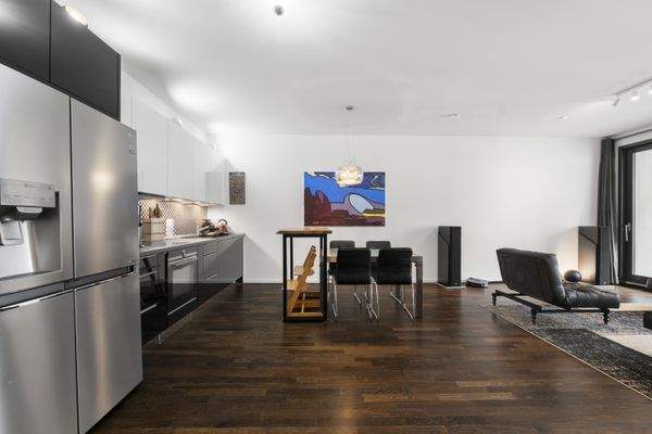 Wohnzimmer mit offener Küche