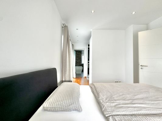 Schlafzimmer OG mit Durchgang zur Ankleide