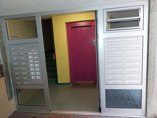 Eingangsbereich mit Aufzug