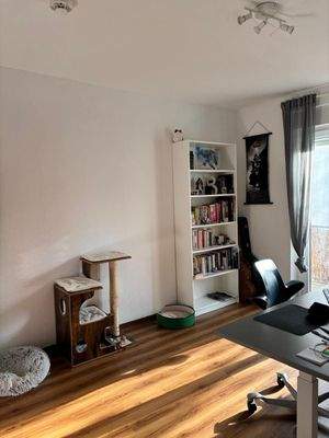 Arbeitszimmer mit hellbraunem Vinylboden, weißen tapezierten Wänden, Rolladen.jpg