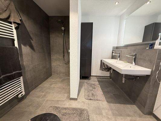 Dusche und Waschbereich