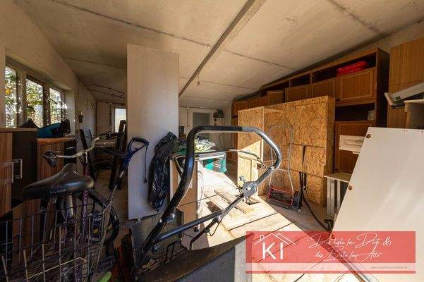 Garage mit extra Zugangstür