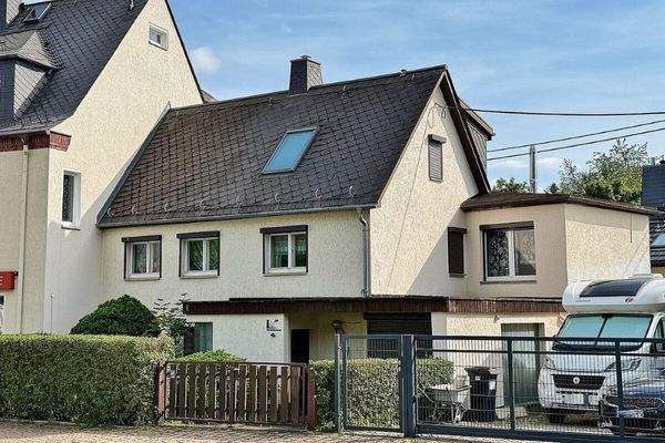 Straßenansicht mit Vorgarten