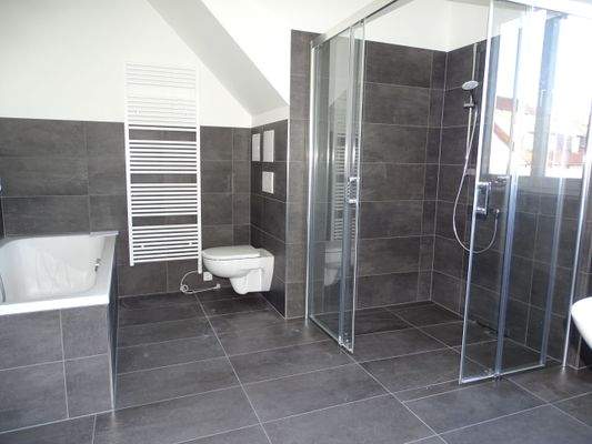 Vollbad mit Fenster im DG.JPG