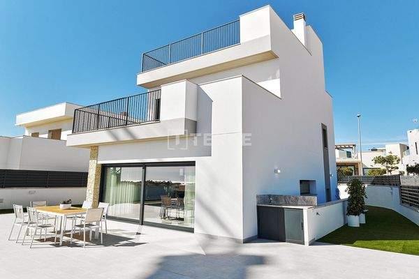 Luxurious Detached Villas with Pools in San Miguel de Salinas