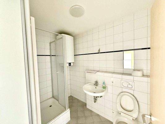 Innenliegendes Duschbad vor Renovierung