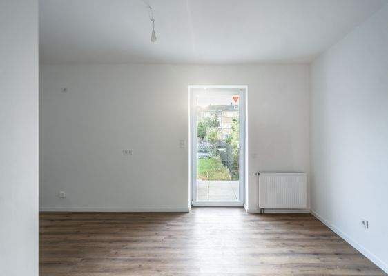 Wohnzimmer mit Terrassentür zum Garten