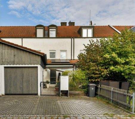 Garage, Stellplatz und Eingang