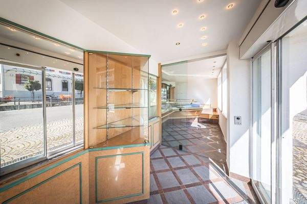 Eingang mit Vitrinen und Zugang Laden.jpg