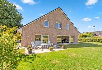 Großzügiges Einfamilienhaus mit sonnigem Garten und Feldblick