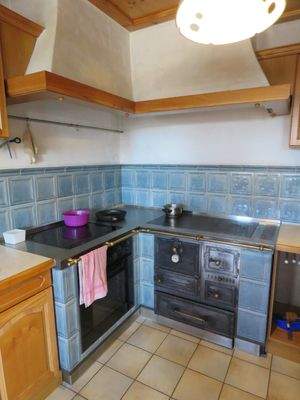 Holzgrundofen mit Abzug in der Küche