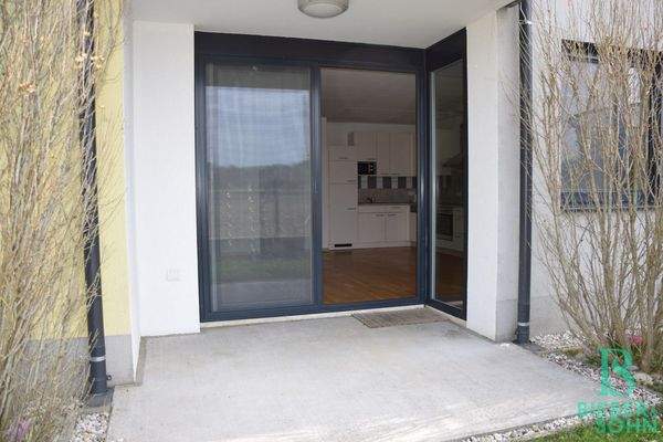 Blick von Terrasse in Wohnraum