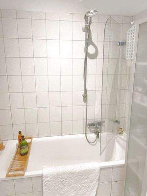 Wannen-Duschbad mit Fenster