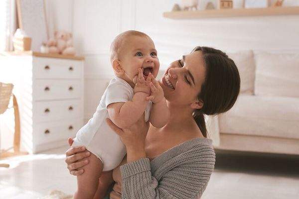 Mutter-kind-kinderzimmer-baby