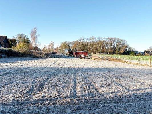 Rückwärtiger Blick auf das großzügige Grundstück
