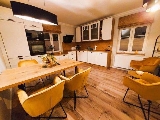 Küche mit Einbauküche und Klick-Vinyl