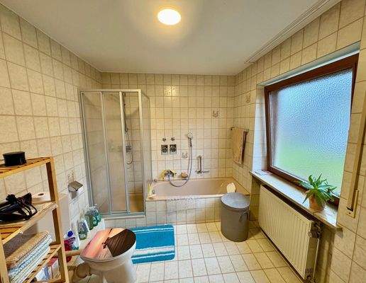 Bad mit Badewanne und Dusche