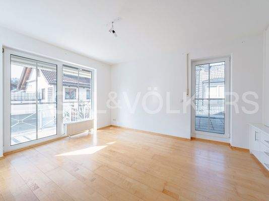 Wohnzimmer mit Zugang zu Terrasse und Balkon