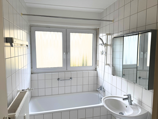 1.OG | Tageslichtbad mit Wanne und Waschmaschinenanschluss (1)