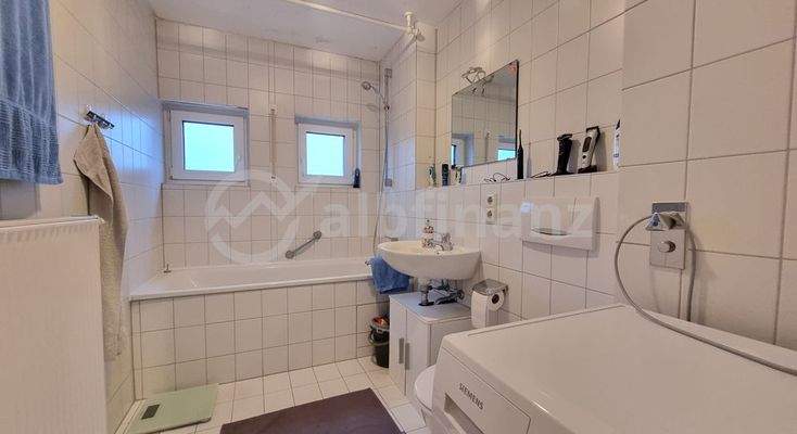 Tageslichtbad mit Badewanne