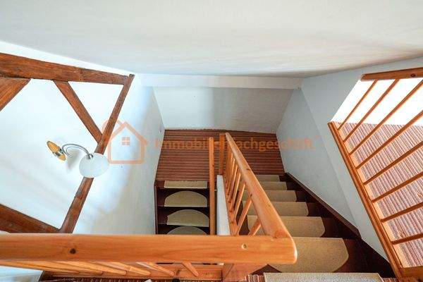 Holztreppe mit Dachschräge