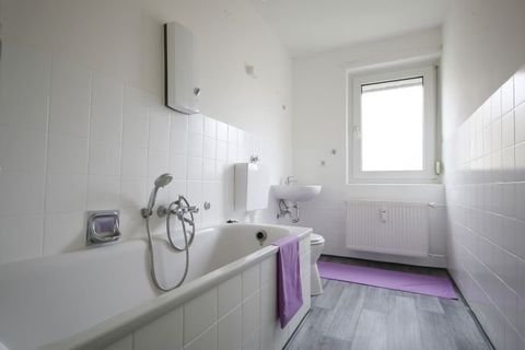 Bad mit Wanne und Fenster