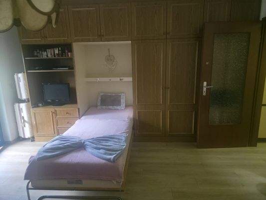 Schrankbett, kann weggeklappt werden für mehr Platz