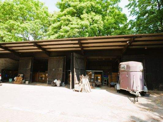 Stallgebäude -2