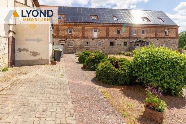 Nebengebäude mit Wohnungen