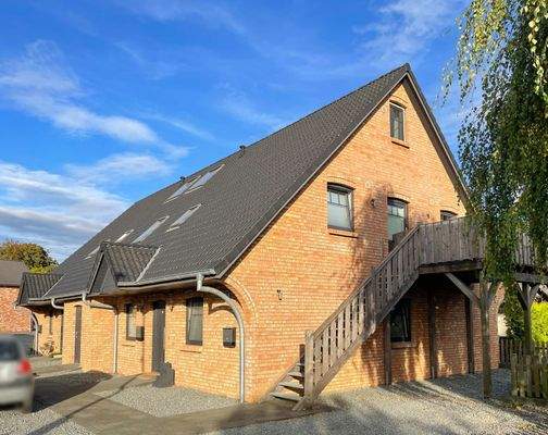 Zugang zur Dachgeschosswohnung (rechts) über die Außentreppe mit Balkon