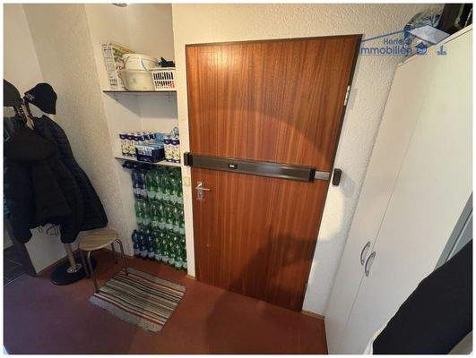 Geräumiger Eingangsbereich mit Garderobe