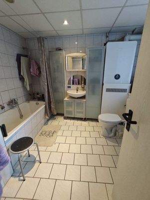 Tageslichtbad mit Wanne und Dusche