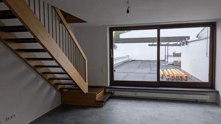 Wohnzimmer mit Treppe