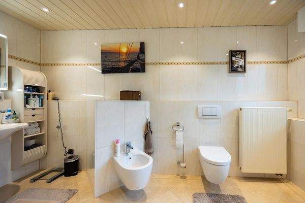 EG: Luxus-Bad mit Eckbadewanne