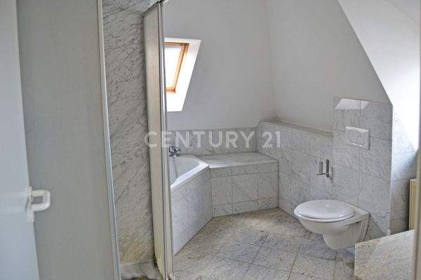 Bad mit Wanne und Dusche