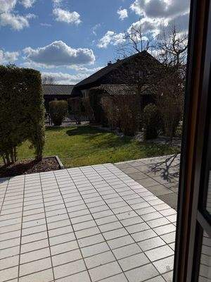 Blick von Terrasse in Garten eingezäunt