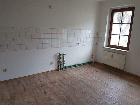 Küche mit Balkontür zum Garten