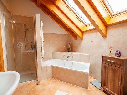 ... mit Dusche und Badewanne im DG