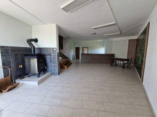 Großes Büro mit Kaminofen